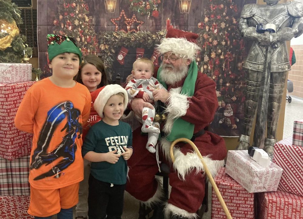 Students pose with Santa at Holiday Family Wellness Night 